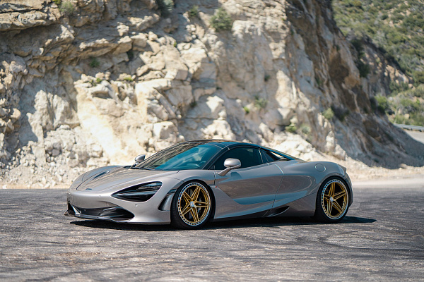 Фото дисков CEC C25 Глянцевое золото на McLaren 720S