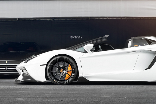 Фото дисков Strasse Wheels SM5R Deep Concave Monoblock Черный глянец на Lamborghini Aventador
