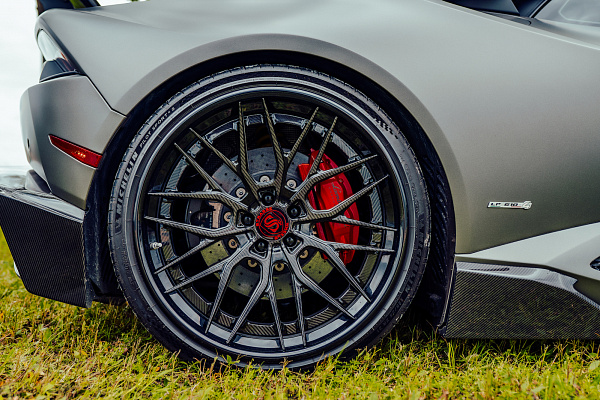 Фото дисков Strasse Wheels SV10M Deep Concave FS Другой цвет на Lamborghini Huracan