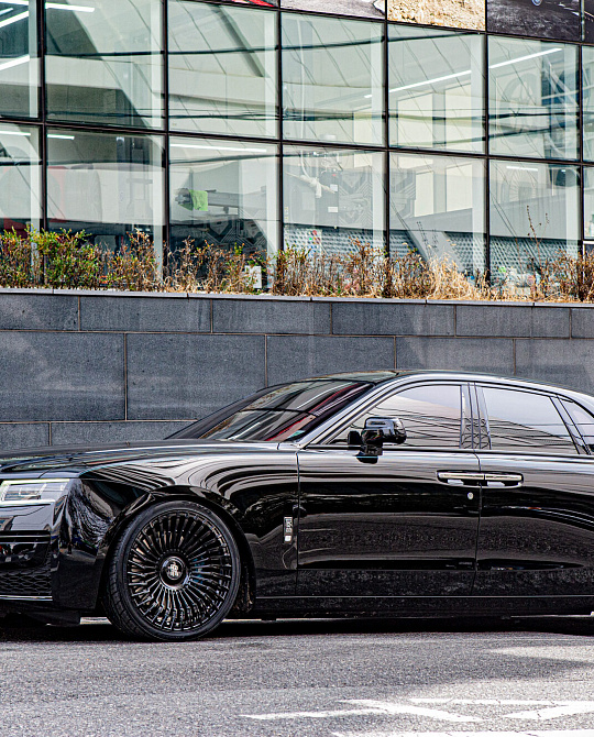 Фото дисков UV-5 Черный глянец на Rolls-Royce Ghost II
