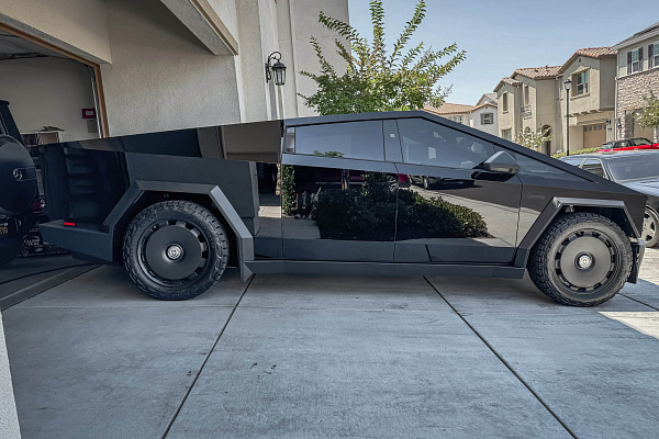 Фото дисков HRE L108M Черный сатин на Tesla Cybertruck