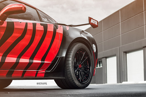 Фото дисков Strasse Wheels SV1 Deep Concave FS Черный глянец на Chevrolet Corvette C7