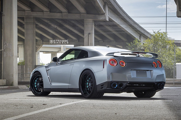 Фото дисков Strasse Wheels R10 Signature Черный сатин на Nissan GT-R