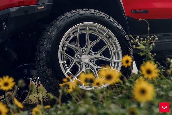 Фото дисков Vossen HFX-1 (6-Lug) Серебро на Ram 1500 V