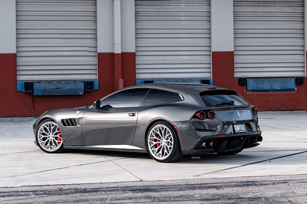 Фото дисков Strasse Wheels SV20M Deep Concave Duoblock Глянцевый лак на Ferrari GTC4Lusso
