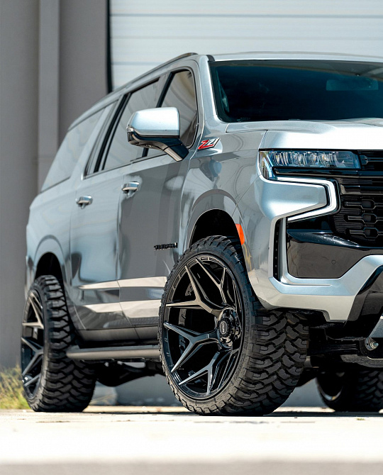 Фото дисков 4P06 Черный глянец на Chevrolet Suburban XII