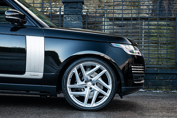Фото дисков Kahn Type 52 RS Сатиновый лак на Range Rover IV