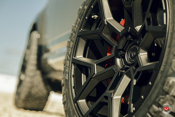Фото дисков Vossen UV-4 Черный сатин на Land Rover Defender II