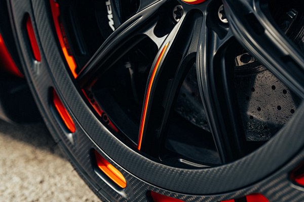 Фото дисков Brixton Forged FDE11 Aerotech Черный сатин на McLaren 600