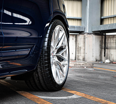 Фото дисков HRE P200 на Porsche Macan I