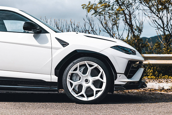 Фото дисков Brixton Forged MW03 Белый глянец на Lamborghini Urus