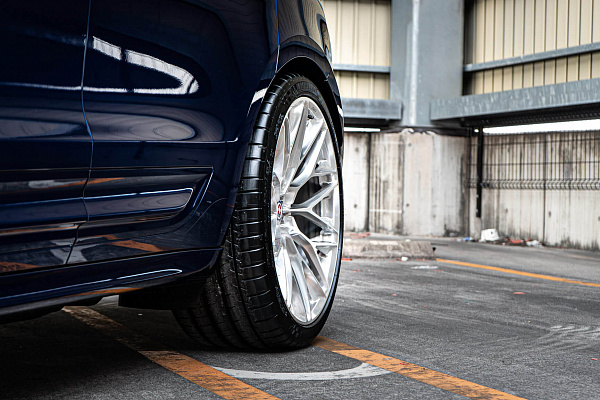Фото дисков HRE P200 Глянцевый лак на Porsche Macan I