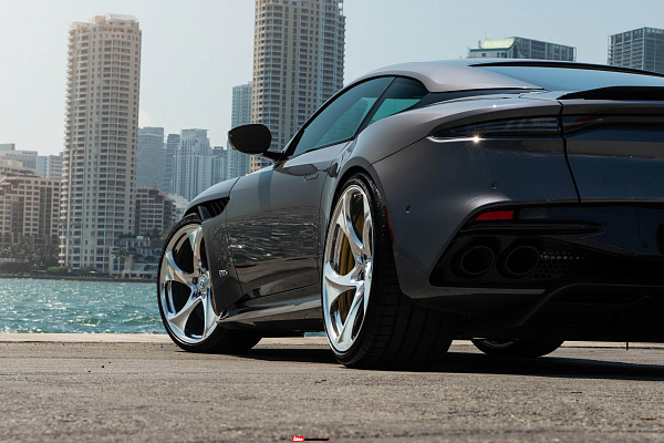 Фото дисков HRE 522M Полированный лак на Aston Martin DBS 3