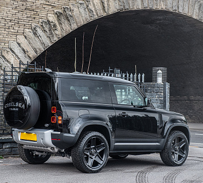Фото дисков Kahn Mondial Retro RS на Land Rover Defender II