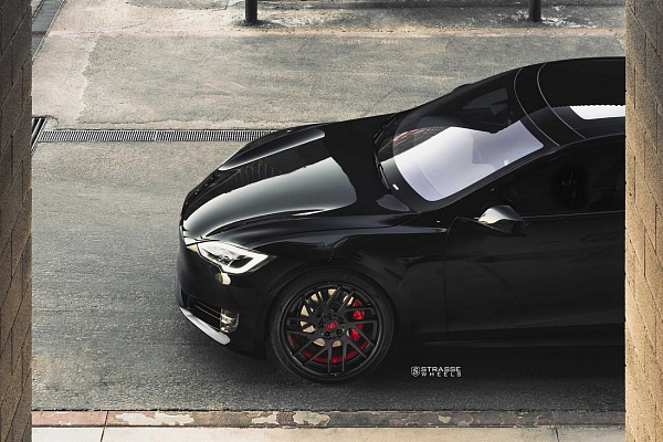 Фото дисков Strasse Wheels SM7T Deep Concave Черный глянец на Tesla Model S