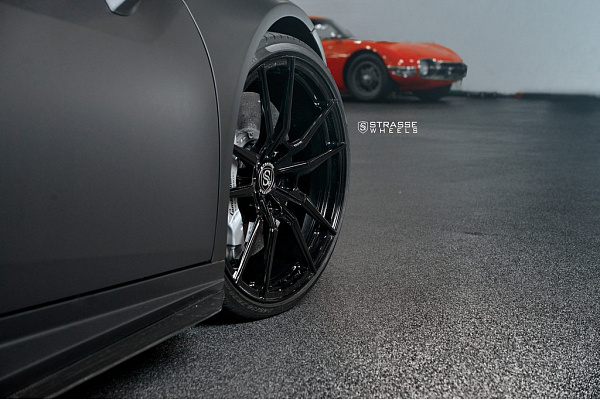 Фото дисков Strasse Wheels SV1 Deep Concave Monoblock Черный глянец на Lamborghini Huracan