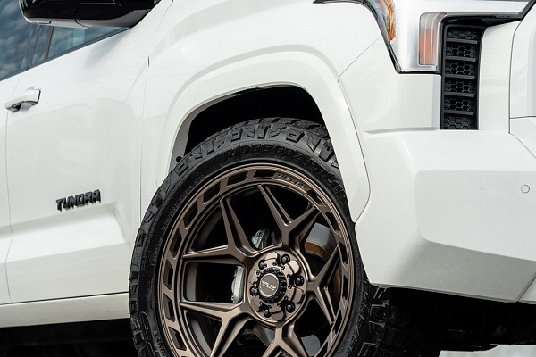 Фото дисков 4PLAY 4P55 Сатиновая бронза на Toyota Tundra III