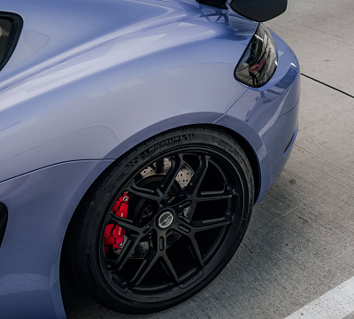Фото дисков Brixton Forged PF7-RS на Porsche Cayman III