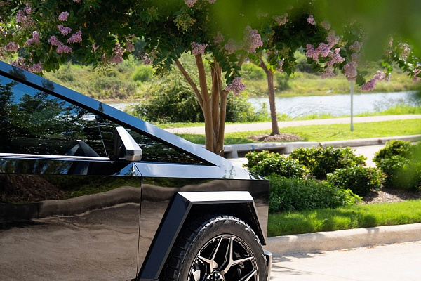 Фото дисков 4PLAY 4P06  на Tesla Cybertruck