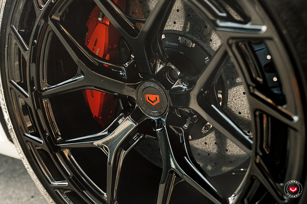Фото дисков Vossen LC3-01T Черный глянец на Chevrolet Corvette C8