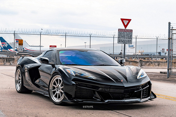 Фото дисков AL13 R10 Глянцевый лак на Chevrolet Corvette C8