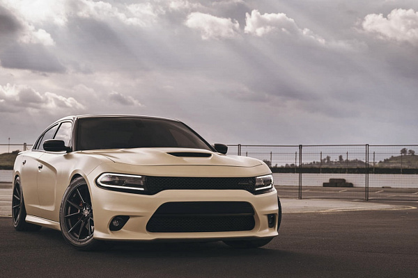 Фото дисков Savini SV-F4 Черный глянец на Dodge Charger VII
