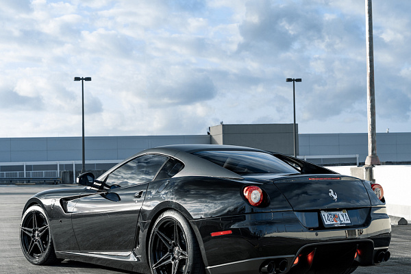Фото дисков Strasse Wheels SV2 Deep Concave Duoblock Другой цвет на Ferrari 599