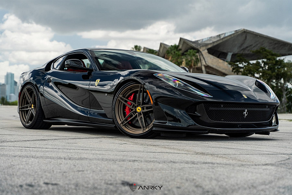 Фото дисков Anrky AN27 Сатиновая темная бронза на Ferrari 812