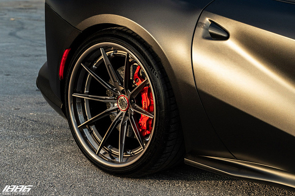 Фото дисков 1886 Wheels G010 Глянцевый темный лак на Ferrari 812