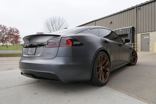 Фото дисков HRE P101SC Сатиновая бронза на Tesla Model S