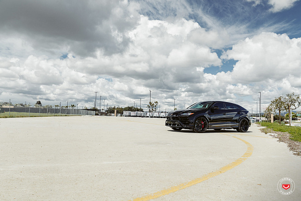 Фото дисков Vossen M-X6 Черный глянец на Lamborghini Urus
