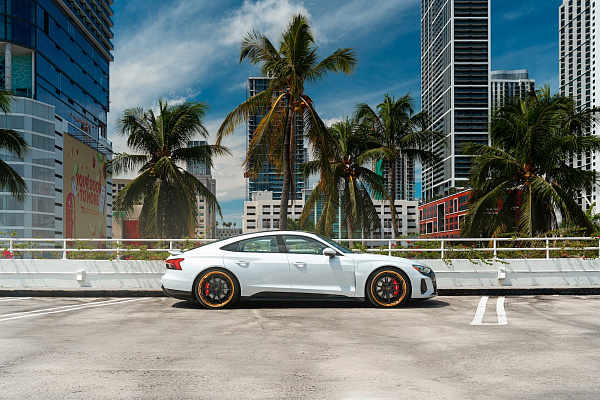 Фото дисков Strasse Wheels SV10 Deep Concave FS Черный глянец на Audi E-tron GT
