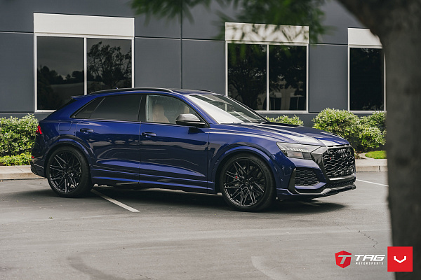 Фото дисков Vossen HF-7 Черный глянец на Audi Q8
