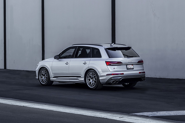 Фото дисков Rotiform ZWS Глянцевый графит на Audi Q7 (4M)