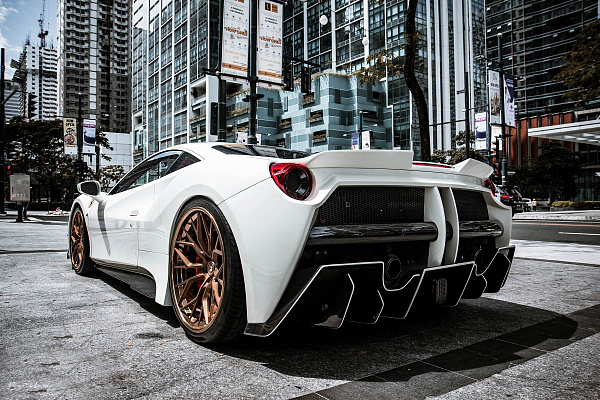 Фото дисков Brixton Forged PF10 Сатиновая бронза на Ferrari 488