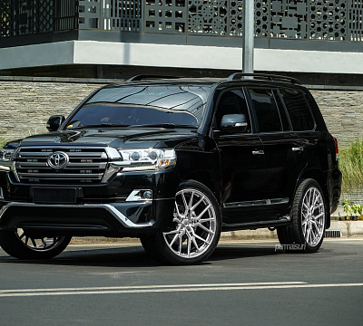 Фото дисков Vossen M-X3 на Toyota Land Cruiser 200