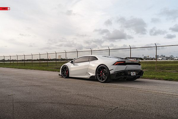Фото дисков Anrky AN12 Черный глянец на Lamborghini Huracan
