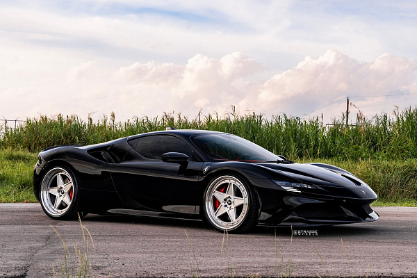 Фото дисков Strasse Wheels F5 Track Глянцевый лак на Ferrari SF90