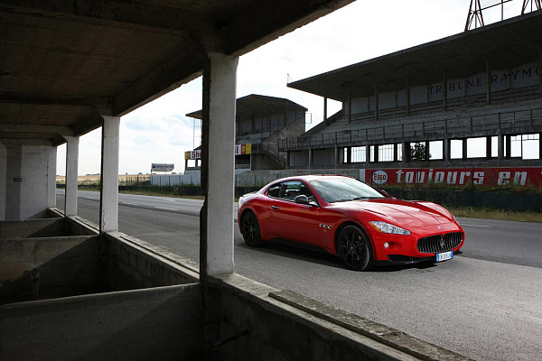 Фото дисков Maserati TRIDENT Черный глянец на Maserati GranTurismo I