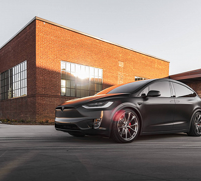 Фото дисков HRE P204 на Tesla Model X