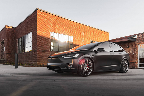 Фото дисков HRE P204 Глянцевый темный лак на Tesla Model X