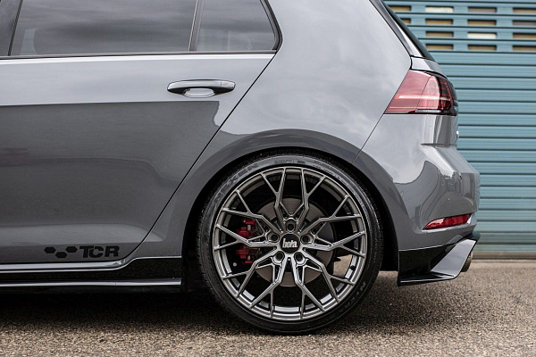 Фото дисков Bola FLX Глянцевый графит на Volkswagen Golf VII