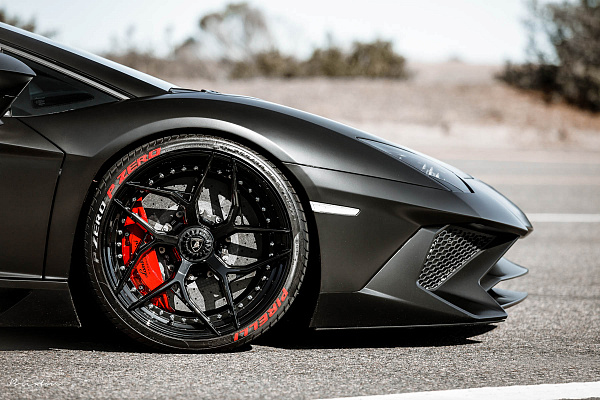 Фото дисков Brixton Forged PF5 Черный глянец на Lamborghini Aventador