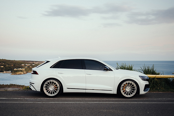 Фото дисков Strasse Wheels SV15FF Deep Concave Duoblock Глянцевый лак на Audi Q8