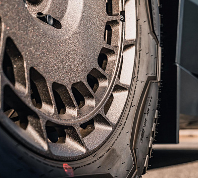 Фото дисков Brixton Forged TR09 AERO1 на Tesla Cybertruck