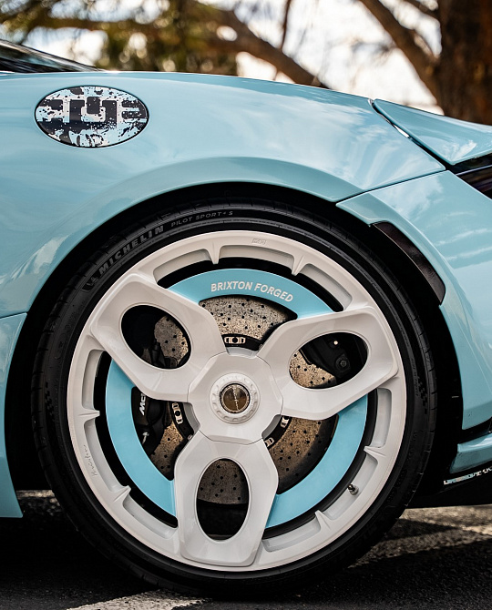 Фото дисков NC01-R Белый глянец на McLaren 720S