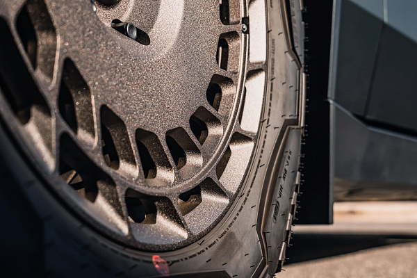 Фото дисков Brixton Forged TR09 AERO1 Другой цвет на Tesla Cybertruck