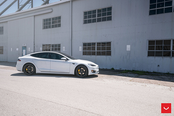 Фото дисков Vossen HF-1 Черный глянец на Tesla Model S