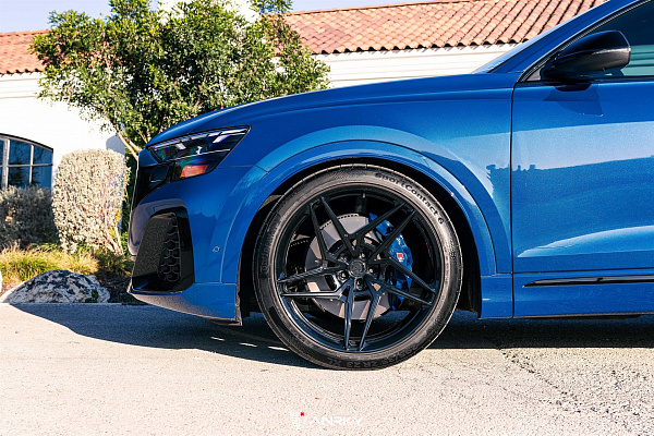 Фото дисков Anrky S1-X3 Черный глянец на Audi Q8