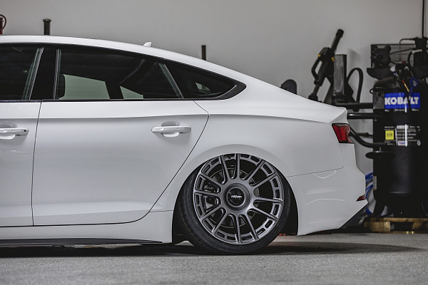 Фото дисков Rotiform OZR Сатиновый графит на Audi A/S/RS 5 (F5)